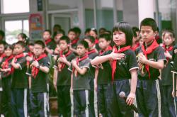 近日，某中学食堂因未订校餐的学生只能在操场上吃饭的事件引起了社会的广泛关注。对于这一事件，不同人群的反应和态度也各不相同。本文将从多个角度对此进行评述。