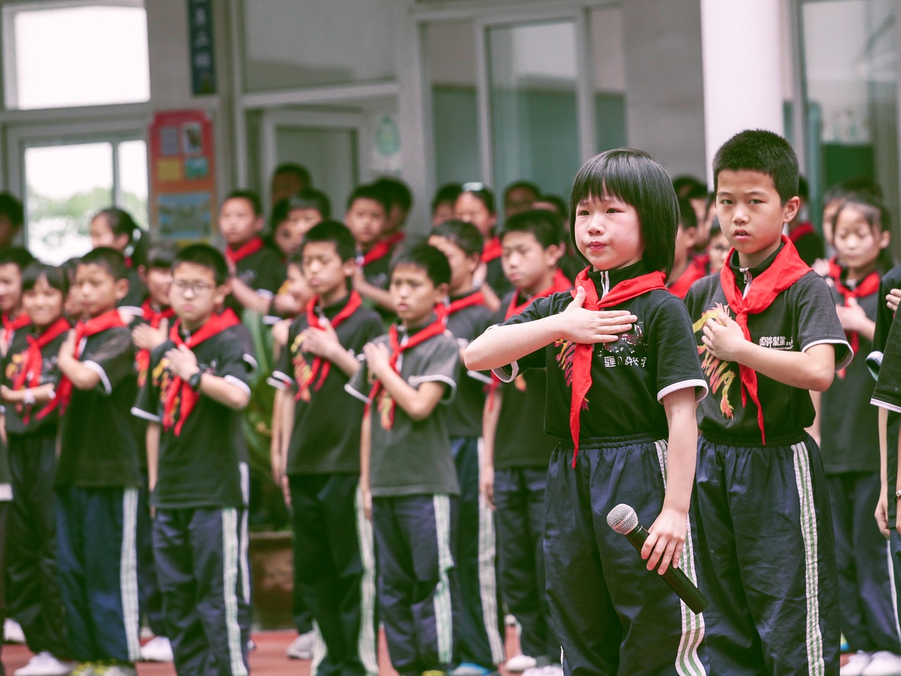 近日，某中学食堂因未订校餐的学生只能在操场上吃饭的事件引起了社会的广泛关注。对于这一事件，不同人群的反应和态度也各不相同。本文将从多个角度对此进行评述。