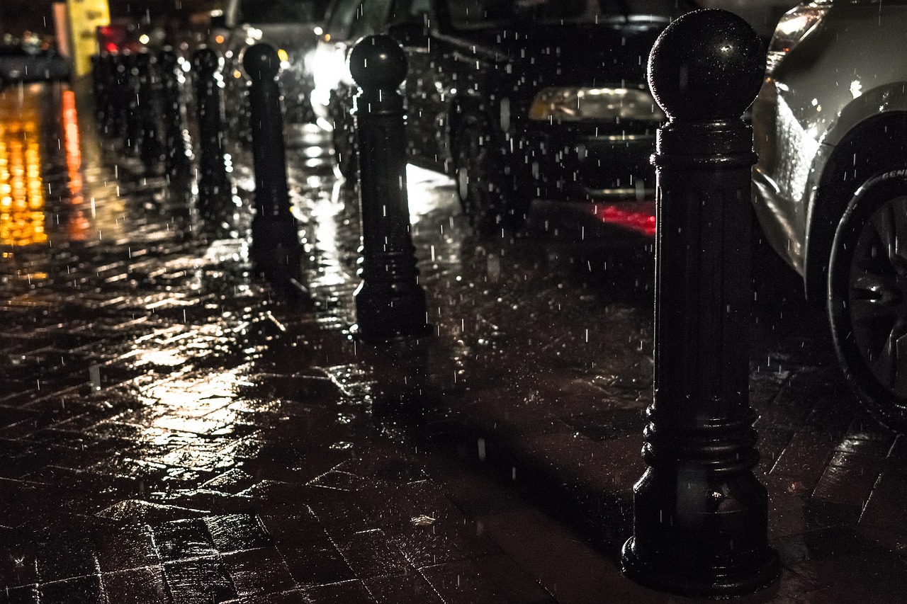 台风摩羯登陆，大雨横着走